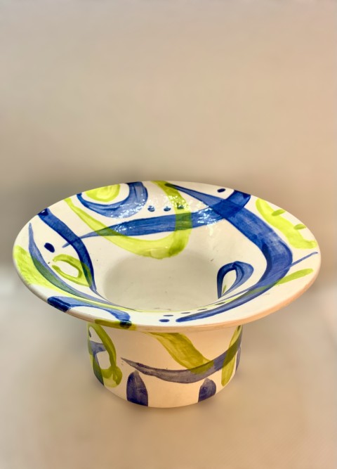 Adorno torneado borde gran apertura. Blanca con dibujos verde y azules