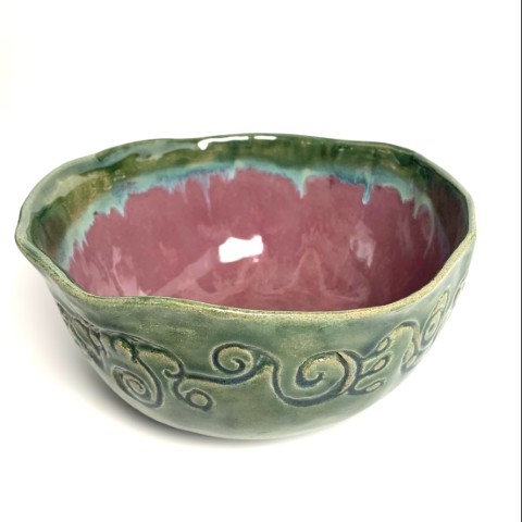 Fuente exterior verde con esgrafiado interior borde verde e interior morado. Límite turquesa