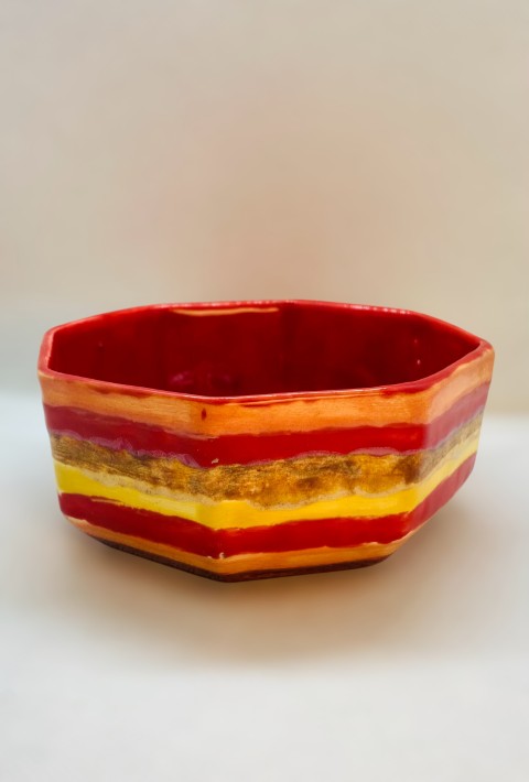 Pocillo heptagonal, interor rojo exterior colores líneas naranja