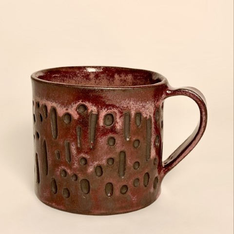 Taza pasta negra esmalte magenta con hendiduras pasta expuesta