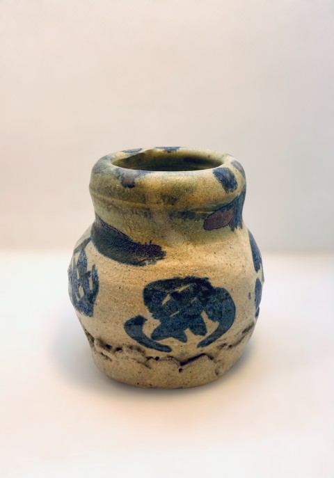 Florero cuello ancho gris con dibujos cobalto en exterior. A gas