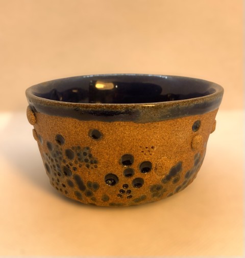 Pasta café. Interor cobalto. Exterior bajorelieve circulos cobalto