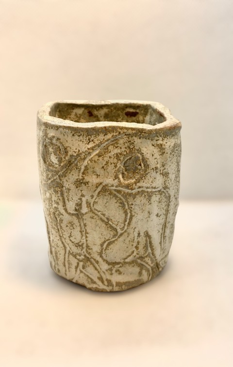 Vaso base redonda borde cuadrado. Beige, esgrafiado mujeres. A gas