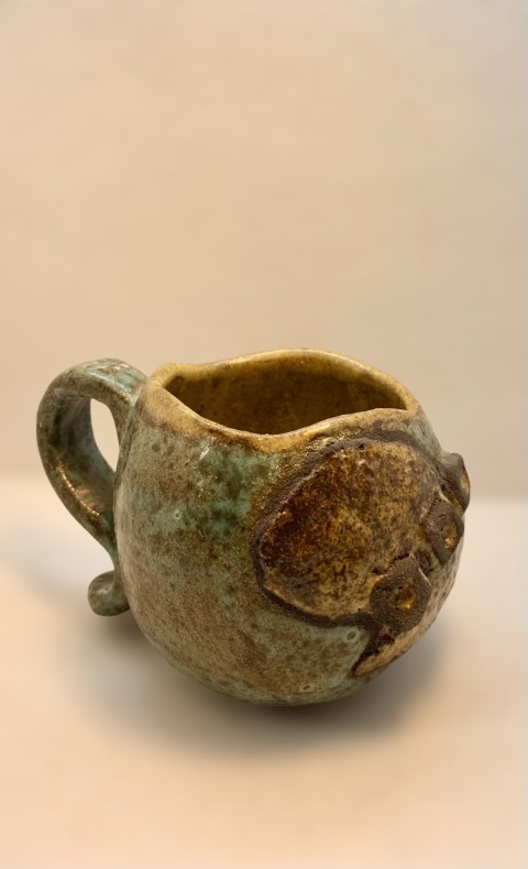 Juego tazas con jarrito. Interior amarillo, exterior turquesa con relieves. Pasta negra