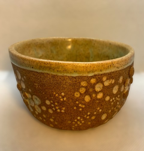 Pasta café. Interior manzana. Exterior bajorelieve puntos verde