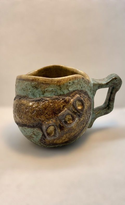 Juego tazas con jarrito. Interior amarillo, exterior turquesa con relieves. Pasta negra