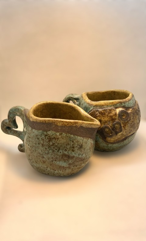 Juego tazas con jarrito. Interior amarillo, exterior turquesa con relieves. Pasta negra