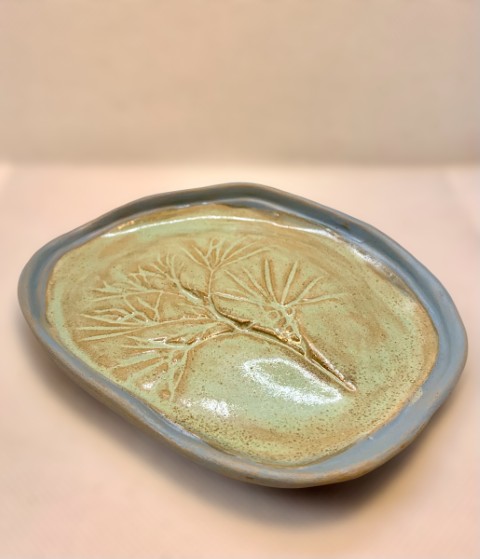 Pasta Chamiza. Plato con planta bajorelieve. Verde interior, borde y reverso piedra