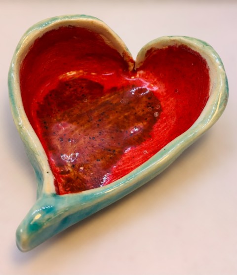 Corazón interior rojo con café y puntos negros. Exterior celeste