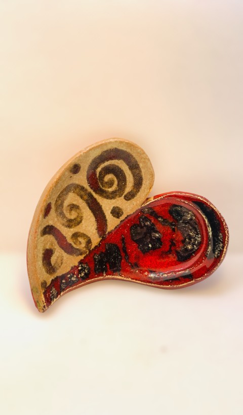 Corazón mitad gris con espirales metal, mitad rojo cadmio con negro, Exterior rojo