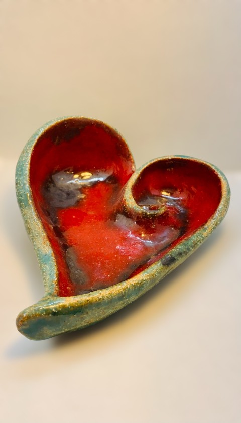 Corazón  interior rojo con óxido, borde y exterior turquesa