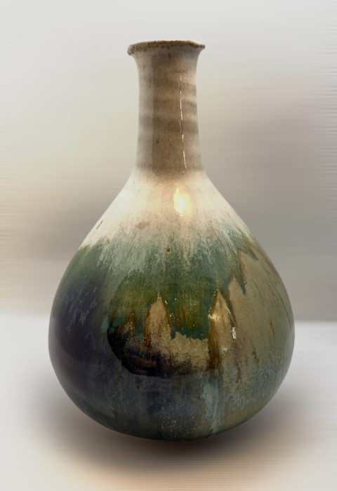 Florero cuello delgado, redondo abajo. Arriba blanco, abajo verde, azul y musgo 