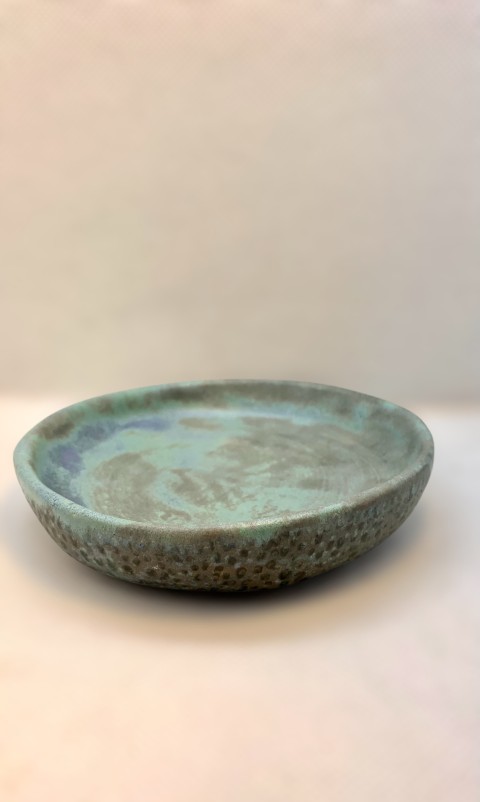 Plato color piedra con puntos café en el exterior