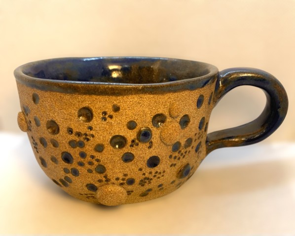 Pasta café. Interior cobalto, exterior bajorelieve circulos cobalto