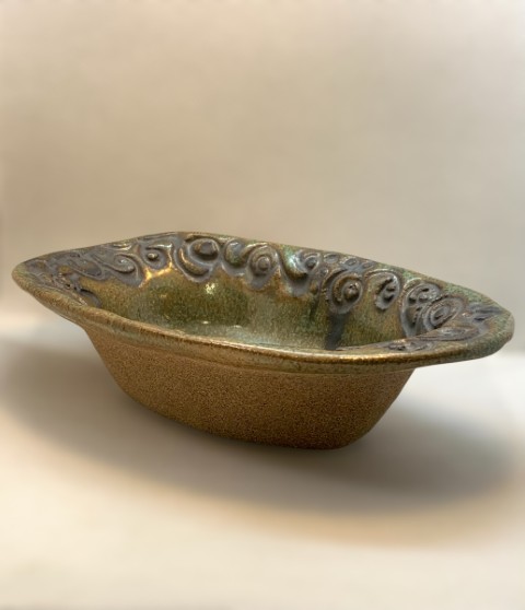 Fuentecilla alargada verde manzana interior dibujos cobre metal. Exteror café pasta