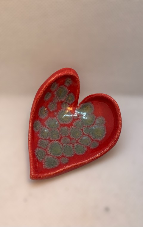 Corazón pequeño rojo con manchas verdes expandidas