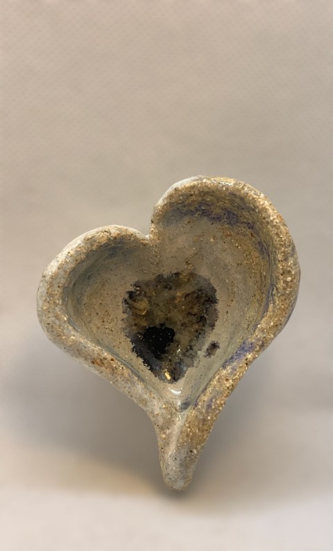 Corazón pequeño blanco con detalles morados. Interior cristales. CHZ