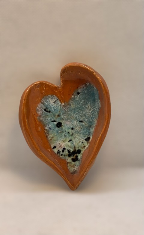 Corazón naranja con interior celeste con manchas de cristales CHZ