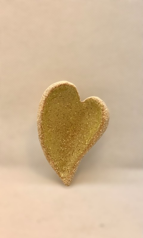 Corazón amarillo arriba, pasta CHZ al reverso 